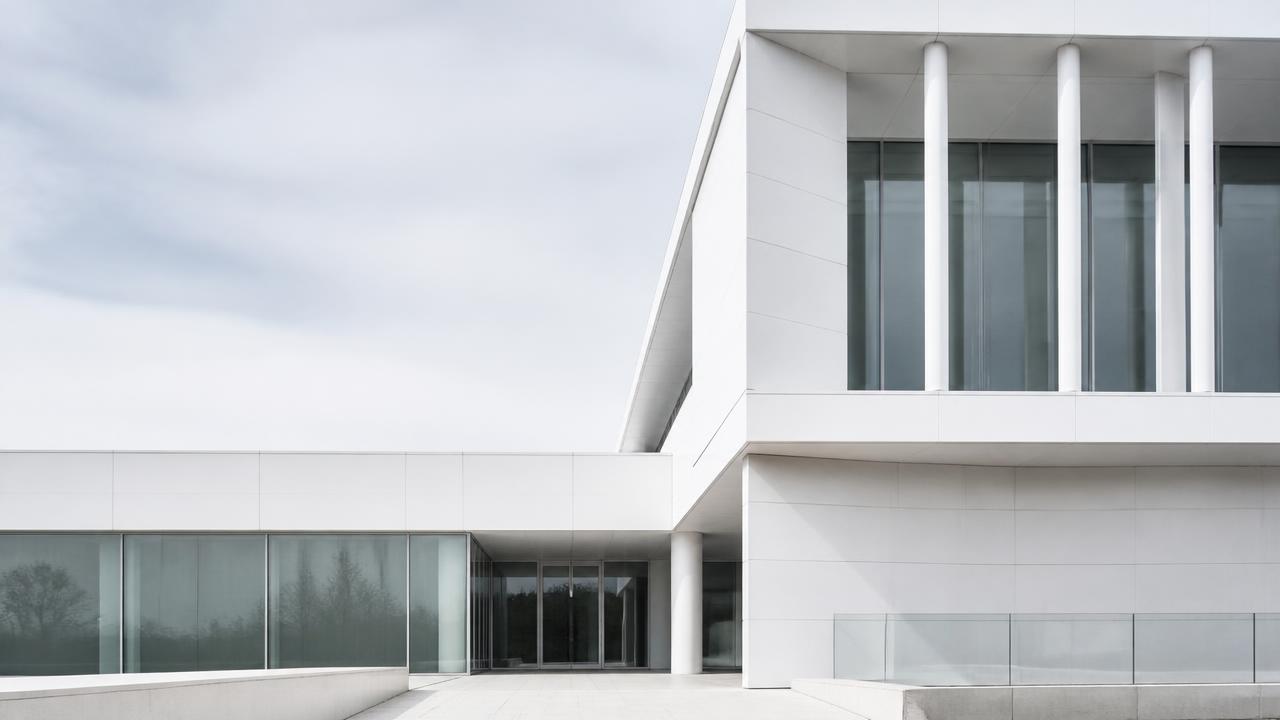 Fachada de edifício corporativo branco com linhas geométricas